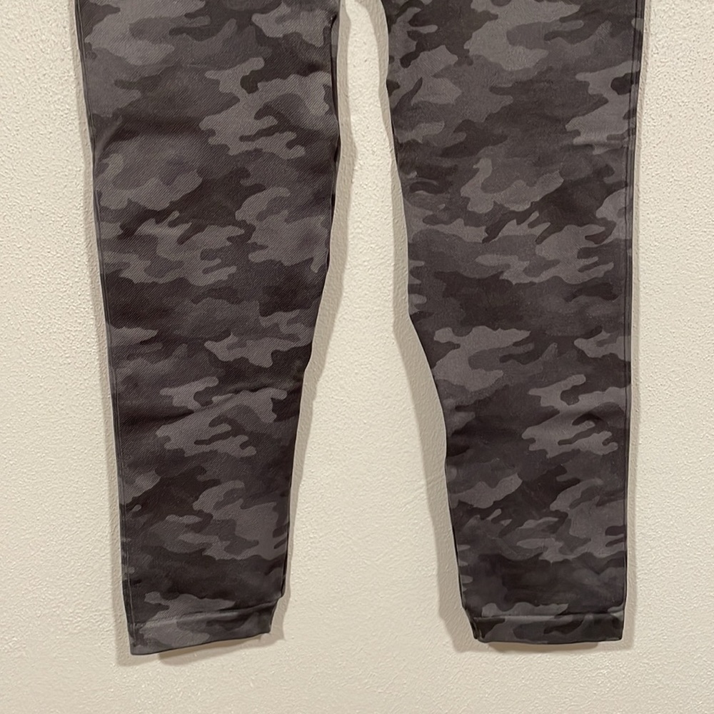SPANX Look at Me Now Seamless Camo Crop Legging - Picture 4 of 7
